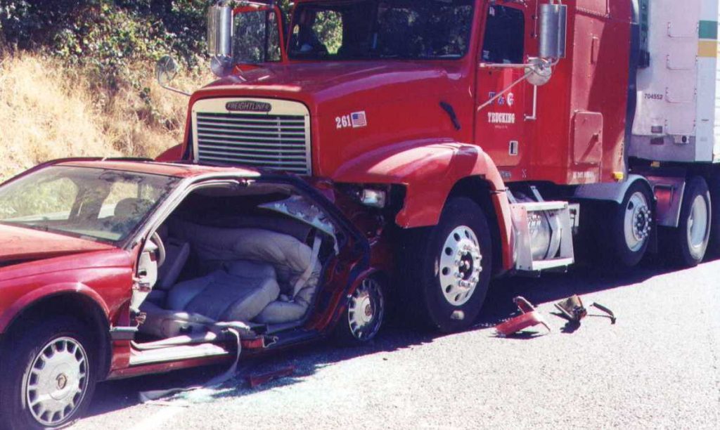 El Mejor Bufete Legal de Abogados de Accidentes de Semi Camión, Abogados Para Demandas de Accidentes de Camiones Pico Rivera California